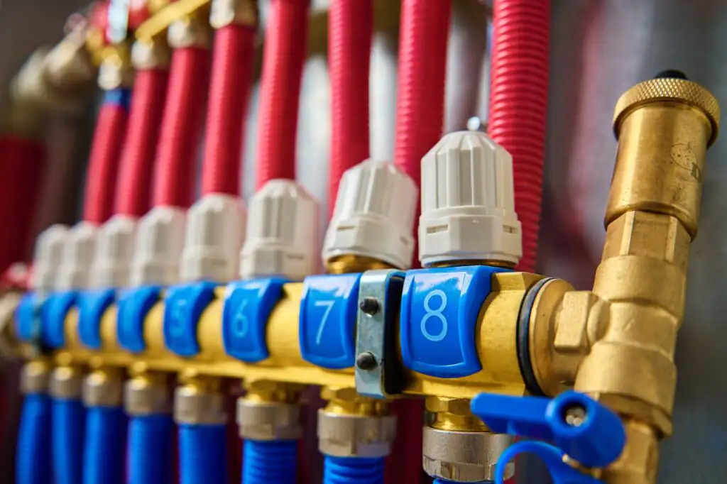 Underfloor heating manifold with valves and flow meters